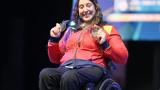 Powerlifting Loida Zabala, luciendo la medalla ganada en el europeo de halterofilia paralímpica.