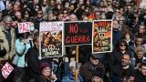 Miles de personas gritan 'No a la guerra' en Madrid.