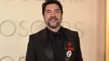 Javier Bardem con su cartel de 'No a la guerra' y de apoyo a Palestina en los Oscar 2026