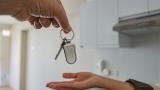 Una persona entrega las llaves de un piso