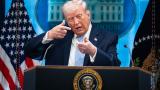 El presidente de EEUU Donald Trump simula disparar un arma durante una conferencia de prensa de la Casa Blanca sobre la guerra en Irán, el lunes 6 de abril de 2026.