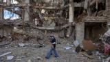 Una mujer camina entre edificios destruidos en un ataque conjunto de Israel y EEUU, el 6 de abril de 2026, en Teherán (Irán).