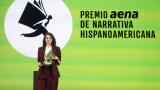 BARCELONA, 08/04/2026.- La escritora argentina Samantha Schweblin posa para los medios tras proclamarse ganadora del primer Premio Aena de Narrativa Hispanoamericana.