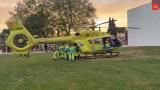 Un helicóptero del 112 Comunidad de Madrid traslada al menor, aún con vida.