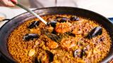 Una paella.