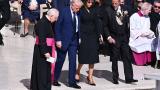 Donald Trump, junto a Melania y varios miembros de la curia vaticana, en el funeral por el papa Francisco