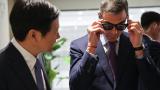 El presidente del Gobierno, Pedro Sánchez, probando las últimas gafas inteligentes de Xiaomi en su visita a Pekín.