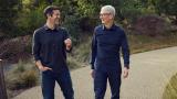 Foto de John Ternus y Tim Cook.