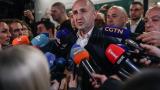 Rumen Radev, líder de la coalición Bulgaria Progresista, habla con los medios tras los primeros sondeos a pie de urna de las elecciones celebradas en Sofía, el 19 de abril de 2026.