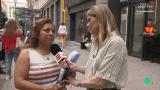 Andrea Ropero entrevista a una mujer migrante en proceso de regularización.