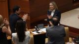 La presidenta de Extremadura, María Guardiola, recibiendo los aplausos de la bancada popular tras conseguir la investidura.