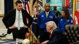 El director de la NASA, Jared Isaacman, durante una recepción con los astronautas de la Artemis II en el Despacho Oval, escuchado a Donald Trump.