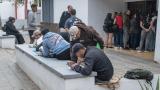 Numerosos inmigrantes realizan los trámites de regularización de su situación en las dependencias de la Asociación "Entre Mares" en Puerto del Rosario, en Fuerteventura, el 28 de abril de 2026.