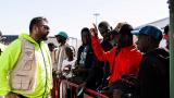 Colas en el inicio de la atención a los inmigrantes en sus trámites de regularización extraordinaria en el Puerto de Almería, el 27 de abril de 2026.
