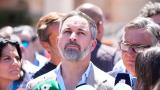 El presidente de Vox, Santiago Abascal, atiende a los medios en Andújar (Jaén) el 16 de marzo de 2026, en la precampaña de las elecciones andaluzas.