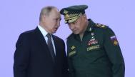 El presidente ruso Vladímir Putin, conversa con su ministro de Defensa, Sergei Shoigu.