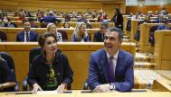 El presidente del Gobierno, Pedro Sánchez, y la vicepresidenta primera, María Jesús Montero, durante la sesión plenaria del Congreso que debatía las enmiendas a la reforma de la Constitución impulsada por PP y PSOE, este jueves.