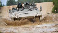 Un tanque Ajax Ares operado en el campo de entrenamientos británico de Bovington Camp, durante la visita del ministro de Defensa, Ben Wallace.