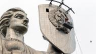 Retirada de simbología soviética de la estatua de la Madre Patria, en Kiev.
