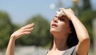 Imagen de archivo de una mujer padeciendo las altas temperaturas.
