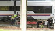 Agentes del Cuerpo Nacional de Policía, de la UME y de seguridad de Renfe junto al cuerpo de una persona que ha sido hallado este lunes entre dos vagones de un tren en la estación de Santa Justa de Sevilla, donde el pasado jueves desapareció el joven cordobés de 18 años Álvaro Prieto.