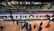 Un tren de Cercanías parado ene la estación de Atocha en Madrid.