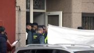 Guardia Civil, miembros de protección Civil y trabajadores funerarios retiran los cuerpos de un matrimonio de octogenarios que ha aparecido con signos de violencia este viernes en el domicilio en el que se residían en el pueblo de Sigüeiro del municipio de Oroso en A Coruña.