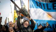 Javier Milei levanta la motosierra durante la campaña electoral en Argentina.