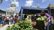 El 'mercado protesta' contra los recortes del Gobierno de Milei, organizado por los sindicatos argentinos delante del edificio del Congreso.