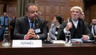 El representante legal de Israel, Tal Becker, junto al jurista Malcolm Shaw en la Corte