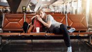 Mujer cansada de esperar en el aeropuerto