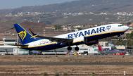 Un avión de Ryanair despega del aeropuerto Tenerife Sur-Reina Sofia.