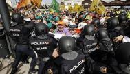 La policía trata de contener a los cientos de agricultores que se han concentrado este miércoles en el Puerto de València y que pretenden cortar los accesos al mismo.