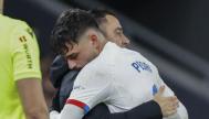 Xavi Hernández consuela a Pedri después de abandonar el terreno de juego, lesionado.