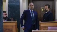 El diputado del Grupo Mixto José Luis Ábalos (c, arriba) junto a su nuevo escaño durante pleno del Congreso.
