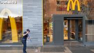 Una trabajadora de McDonald's limpia la acera frente a un restaurante de la cadena en Barcelona.