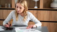 Mujer haciendo cálculos para la declaración de la Renta