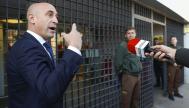El expresidente de la Real Federación Española de Fútbol (RFEF) Luis Rubiales (i) habla con los medios a su llegada al juzgado de instrucción número 4 de Majadahonda (Madrid) para declarar este lunes ante la jueza que le investiga por el contrato que llevó la Supercopa a Arabia Saudí y por otros del ente federativo cuando él lo presidía, entre 2018 y 2023.