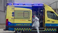Un técnico sanitario desciende de una ambulancia en Galicia.