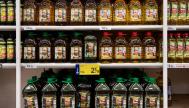 Garrafas de aceite de oliva en los lineales de un supermercado en España.