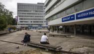 Vista de varias personas aguardando en el exterior del F. D. Roosevelt University Hospital, donde el primer ministro de Eslovaquia, Robert Fico, recibe atención médica tras sufrir un intento de asesinato.