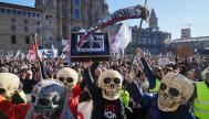 Miles de personas en una multitudinaria protesta en Santiago de Compostela contra la instalación de Altri en Galicia.