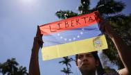 Un universitario sostiene una bandera venezolana con la palabra "Libertad" durante una protesta en el marco del Día de la Juventud Venezolana, el 12 de febrero de 2026, en Caracas.
