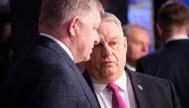 Robert Fico (izda.) y Viktor Orbán (dcha.) conversan durante un reciente encuentro europeo