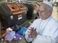 La suciedad vuelve al barrio de Lucero tras la visita de León XIV.