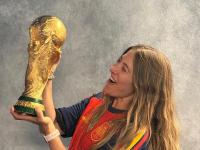 La nutricionista Toscana Viar posa con la copa del Mundial.