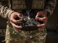 Un soldado ucraniano opera un dron, en una imagen de archivo