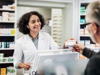 Cliente recibiendo su medicamento en una farmacia