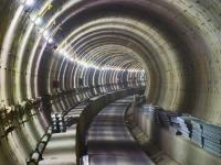 Interior de uno de los pasillos paralelos del Eurotúnel.