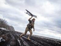 Un militar ucraniano se prepara para lanzar un dron durante la guerra en Ucrania.